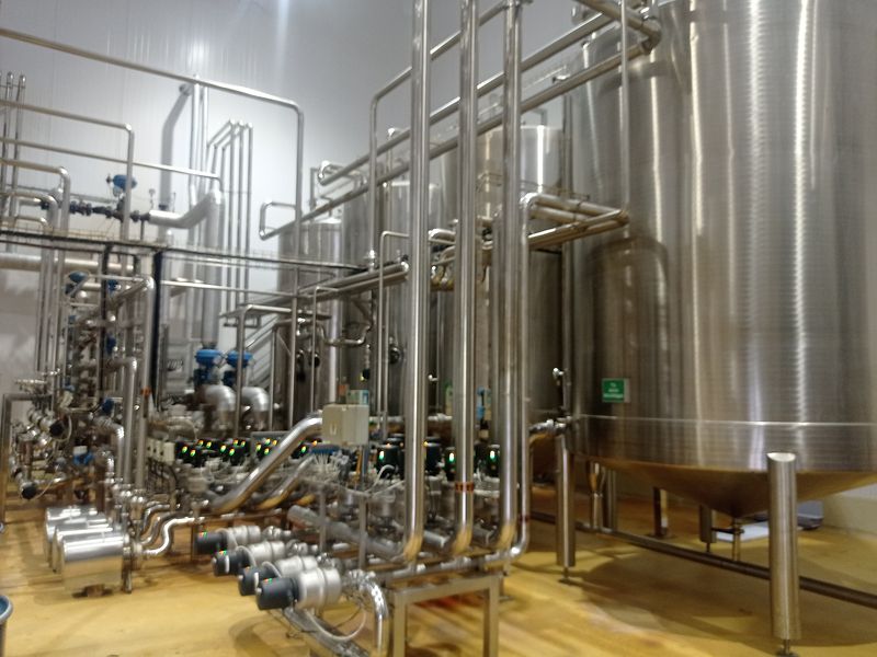 Central CIP de 4 linhas, com tanques, bombas e tubulação em aço inox