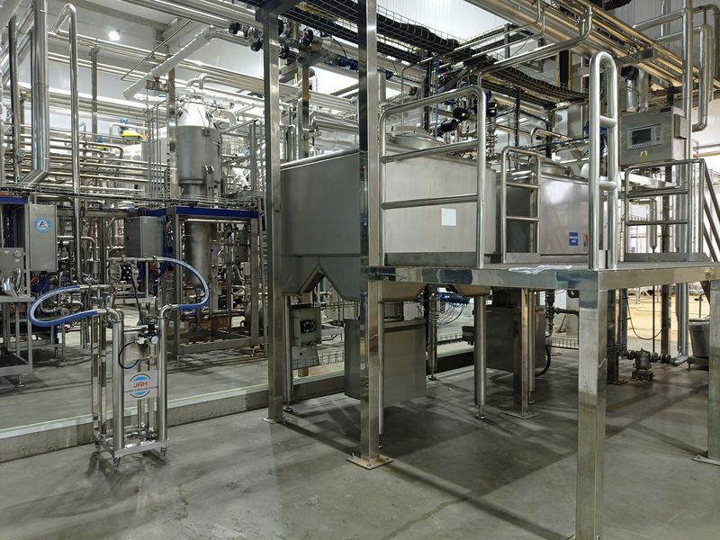 Sistema de dissolução high shear com plataforma, integrado à linha de processo