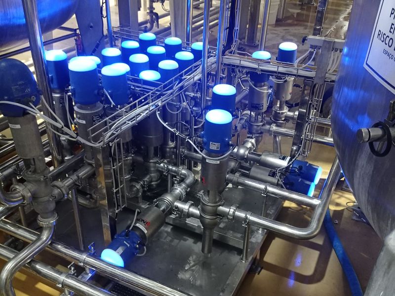 Manifold de válvulas sanitárias automatizadas com sinalizadores de luz azul