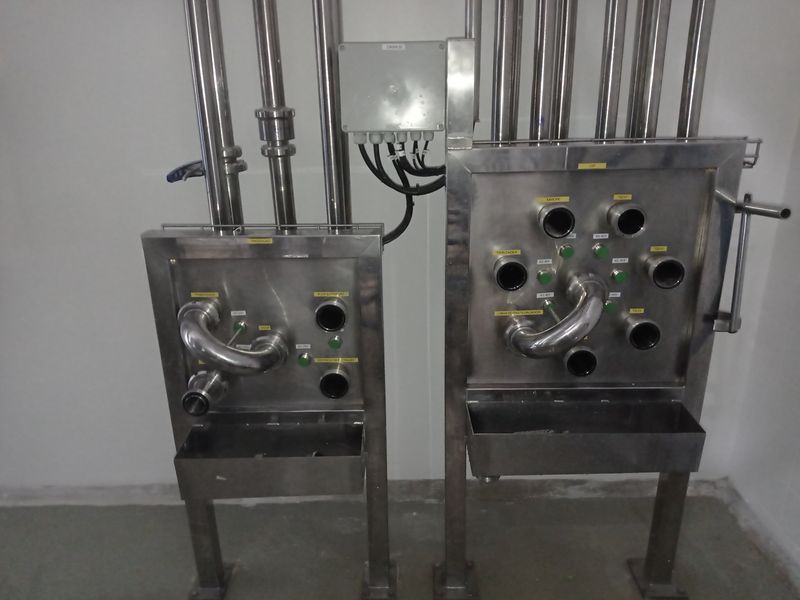 Duas placas de fluxo sanitárias em aço inox com curvas de conexão