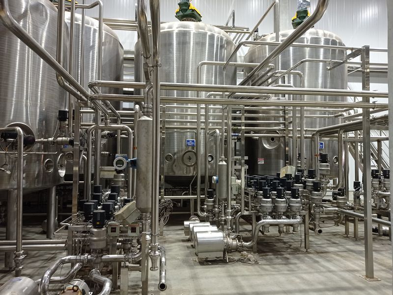 Planta de formulação com tanques de aço inox, manifolds de válvulas e tubulação sanitária