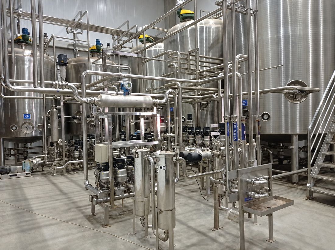 Planta de formulação em operação, com tanques e tubulação em aço inox